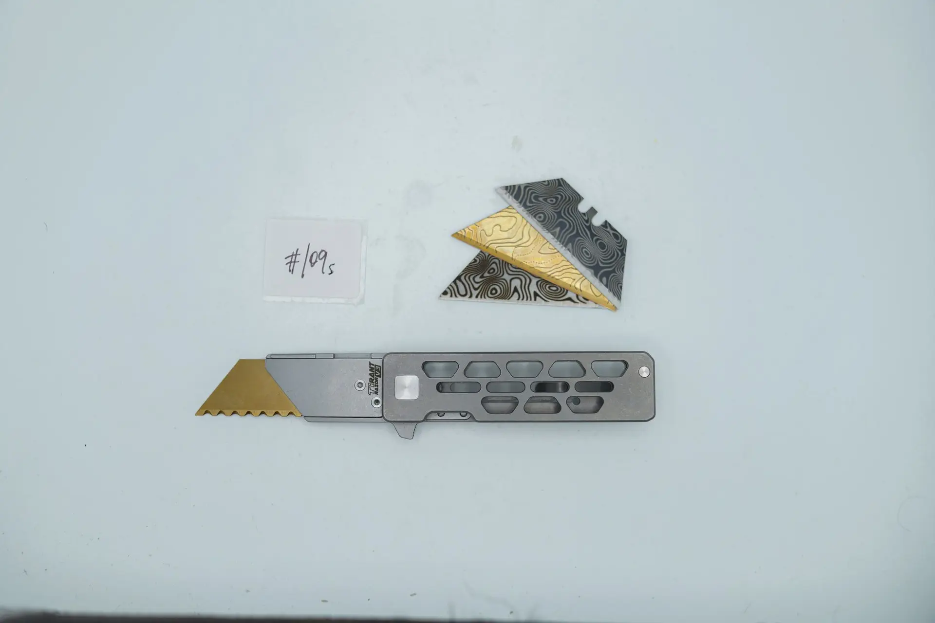 BUILD #109s — Condition 10/10 — TiRant RAZOR V3 + Pre-Installed SKIFF Bearings + Titanium Flush Spacer Pre-Installed + 38mm Mini Clip + 3 Custom Laser Engraved Razor Blades From The ToolRoom